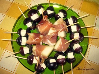 Espetadas de uvas e queijo feta
