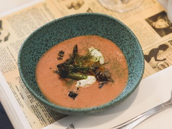Gaspacho de ameixa com uvas laminadas e queijo "Dona Uva"