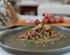 Tártaro de carne maturada com romã "Adoora" e pickles de uva "Dona Uva"